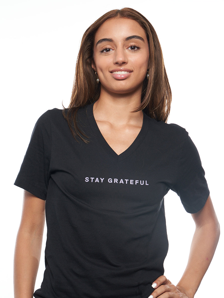 Gratitude Stay Grateful camiseta negra con cuello en V